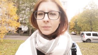 Studentessa esibizionista esce da casa con la faccia sborrata