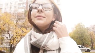 Studentessa esibizionista esce da casa con la faccia sborrata