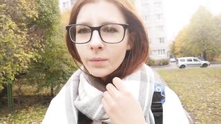 Studentessa esibizionista esce da casa con la faccia sborrata