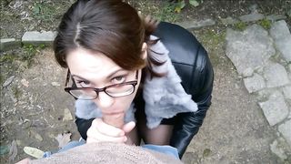 Moretta carina seminuda fa pompino in  pubblico