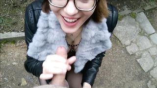 Moretta carina seminuda fa pompino in  pubblico