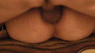 Amica gocciola pipi' mentre lo prende dietro...