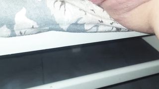 Un amico gioca con la mia figa