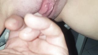 Un amico gioca con la mia figa