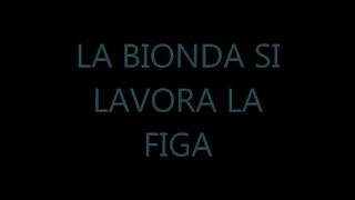 LA BIONDA SI LAVORA LA FIGA