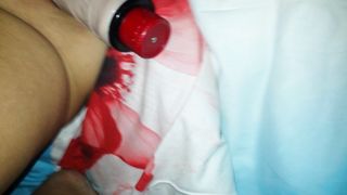 Con un vibratore nella figa