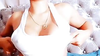 Bella brunetta dominicana si tocca la figa