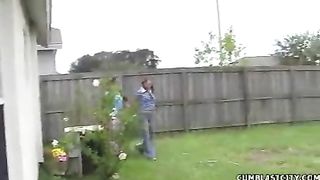 Due ragazze pompano un bel cazzo e si lasciano schizzare in faccia