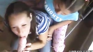 Due ragazze pompano un bel cazzo e si lasciano schizzare in faccia