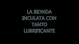 LA BIONDA INCULATA CON TANTO LUBRIFICANTE
