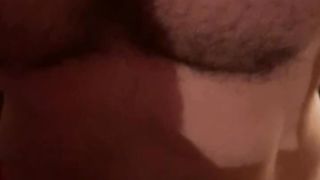 Mi faccio scopare da un attivo superdotato, virile e peloso