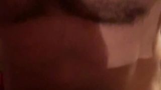 Mi faccio scopare da un attivo superdotato, virile e peloso