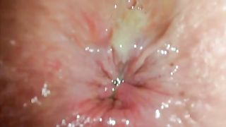 Primo piano dopo una sborrata nel culo