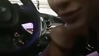 Anteprima del video: Bella bionda mi fa un pompino da urlo in auto