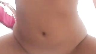 Studentessa bruna si accarezza il corpo