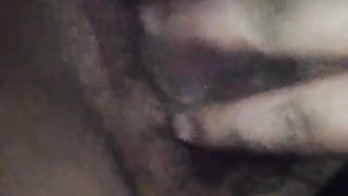 Si tocca la sua figona e gode