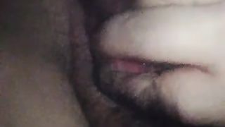 Si tocca la sua figona e gode