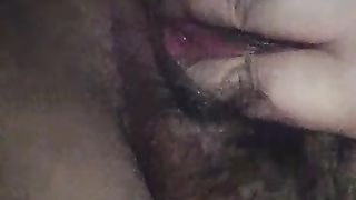 Si tocca la sua figona e gode