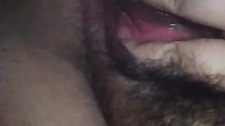 Si tocca la sua figona e gode