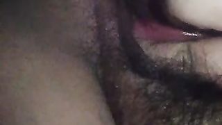 Si tocca la sua figona e gode