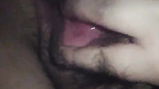 Si tocca la sua figona e gode