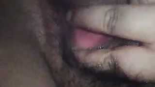 Si tocca la sua figona e gode