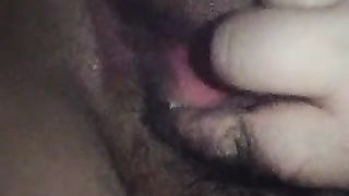 Si tocca la sua figona e gode