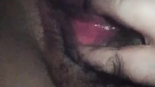 Anteprima del video: Si tocca la sua figona e gode