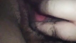 Si tocca la sua figona e gode