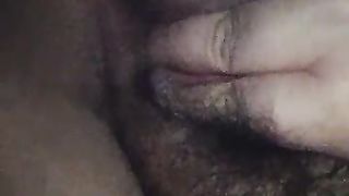 Si tocca la sua figona e gode