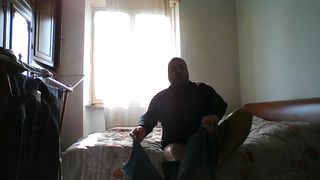 Gigolò, spogliarsi nudo ...