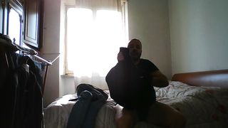 Gigolò, spogliarsi nudo ...