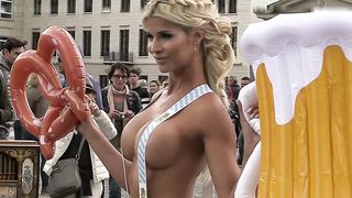 Bionda sexy nuda in piazza