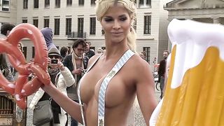 Bionda sexy nuda in piazza