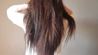 La bella fidanzata sexy si spoglia...