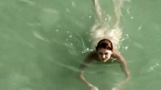 Giovane coppietta scopa in mare