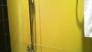 Giovane coppia italiana scopa nella vasca da bagno