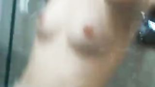 Il suo ragazzo la filma mentre fa la doccia