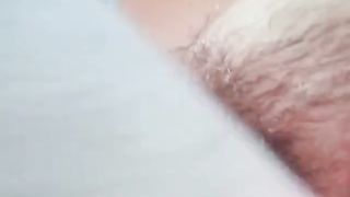 Scopano in piedi all'aperto