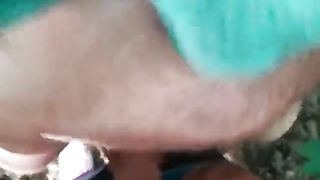 Scopano in piedi all'aperto