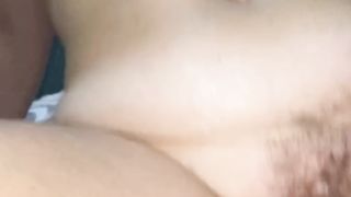 Cavalcata mattutina di una bella figa pelosa