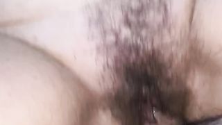 Cavalcata mattutina di una bella figa pelosa