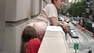 Le lecca la fica sul balcone di un palazzo a Manhattan