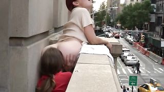 Le lecca la fica sul balcone di un palazzo a Manhattan