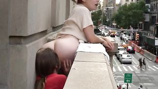 Le lecca la fica sul balcone di un palazzo a Manhattan
