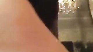 Una mia bella amica si incula con una zucchina