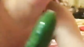 Una mia bella amica si incula con una zucchina