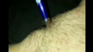 Anja si masturba con una penna...