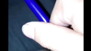 Anja si masturba con una penna...