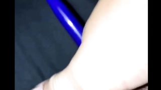 Anja si masturba con una penna...